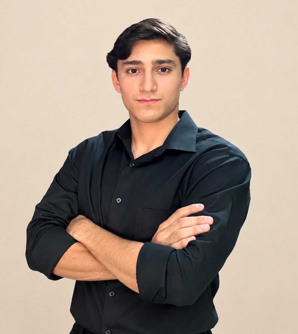José Zambrano, arquitecto, con camisa negra y brazos cruzados